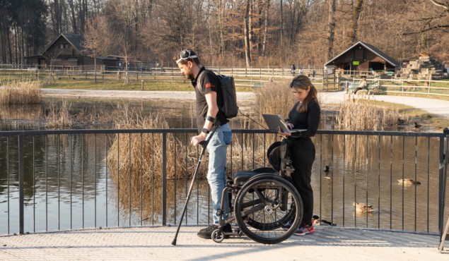 Walking with a digital bridge between the brain and spinal cord